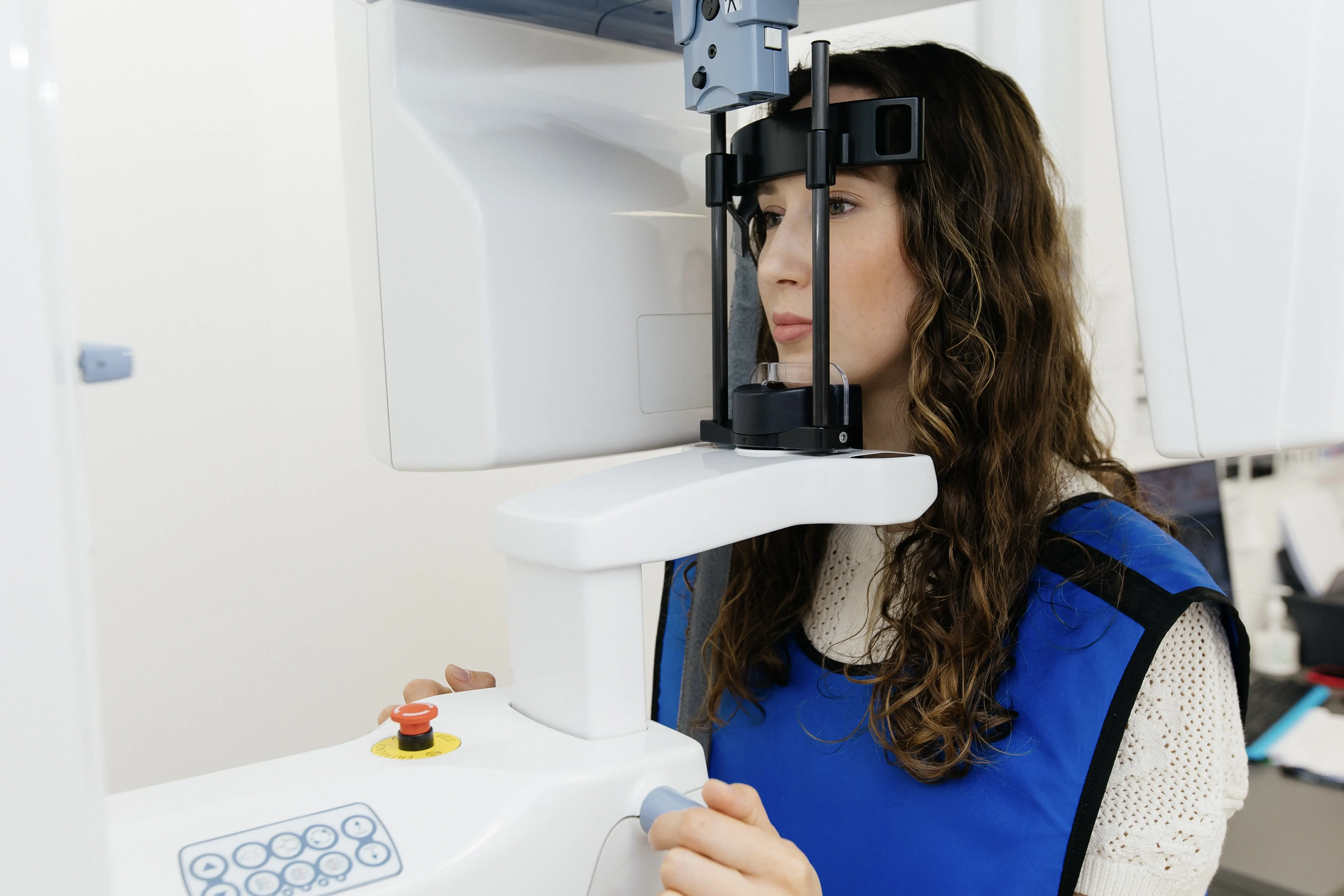 Изображена девушка выполняющая 3d моделирование